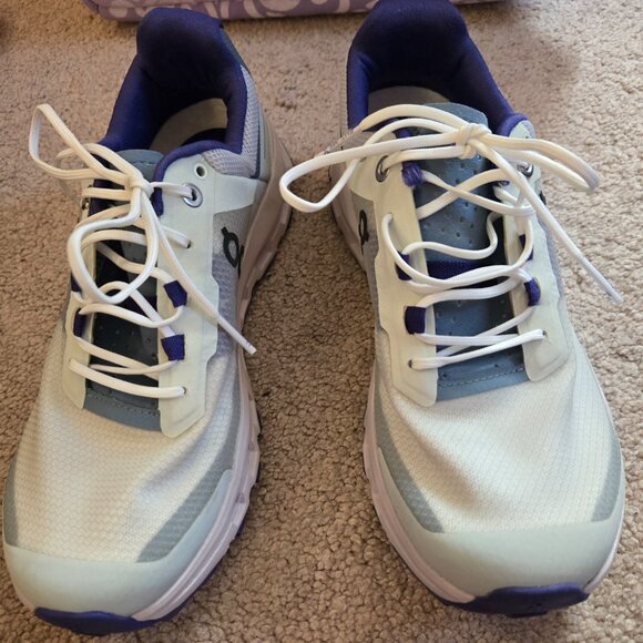 On Cloud Sneakers - Picture 2 of 7